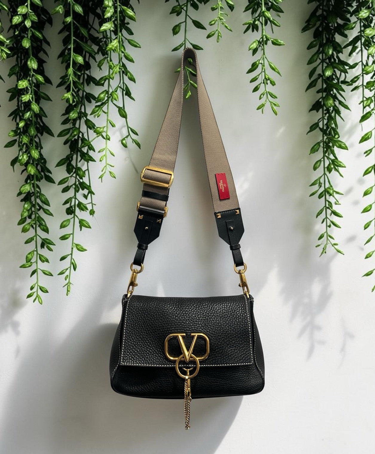 Valentino Black Rockstud V Ring Messeger Bag Duster & Authenticity