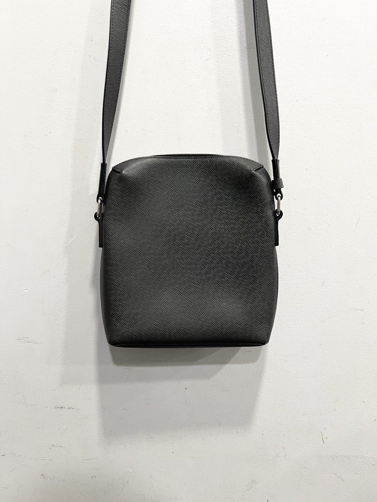 Louis Vuitton Grigori Grey Taiga Pochette Messenger Bag