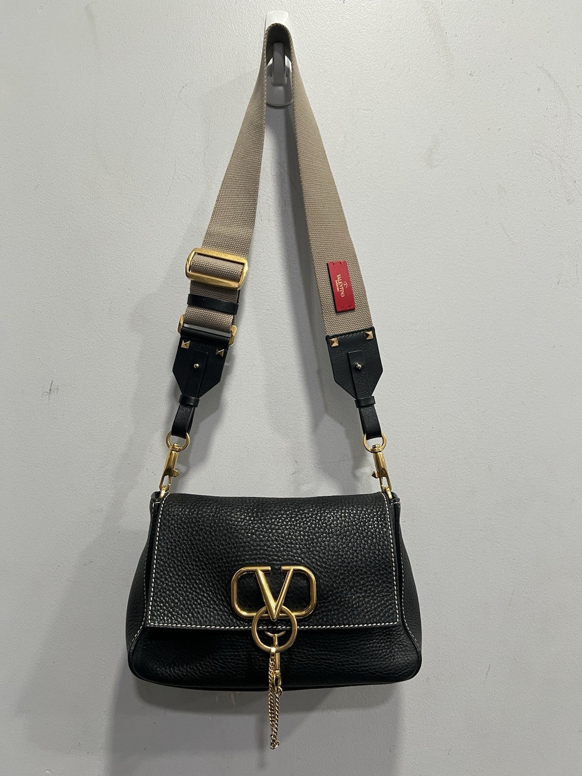 Valentino Black Rockstud V Ring Messeger Bag Duster & Authenticity