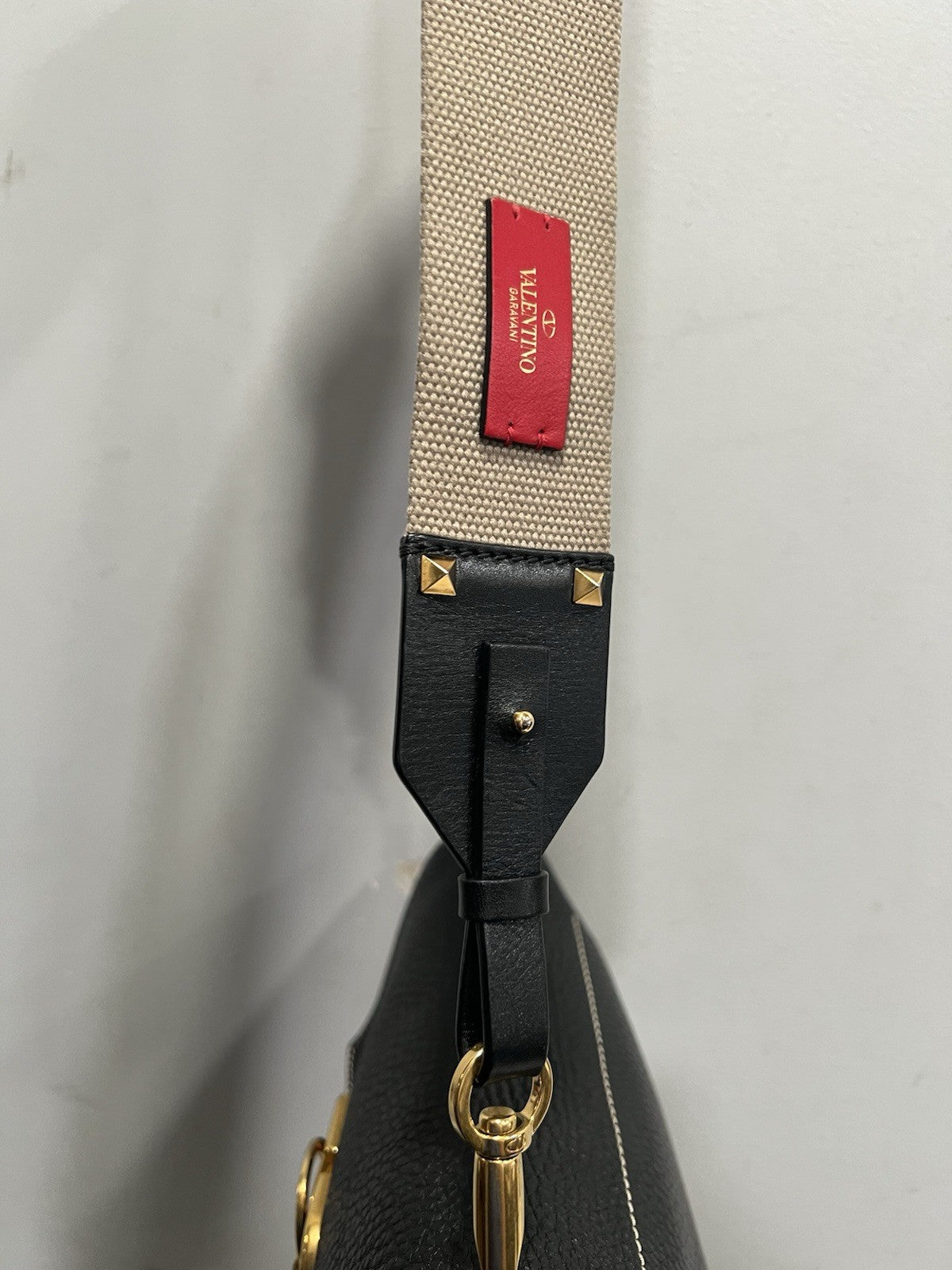 Valentino Black Rockstud V Ring Messeger Bag Duster & Authenticity