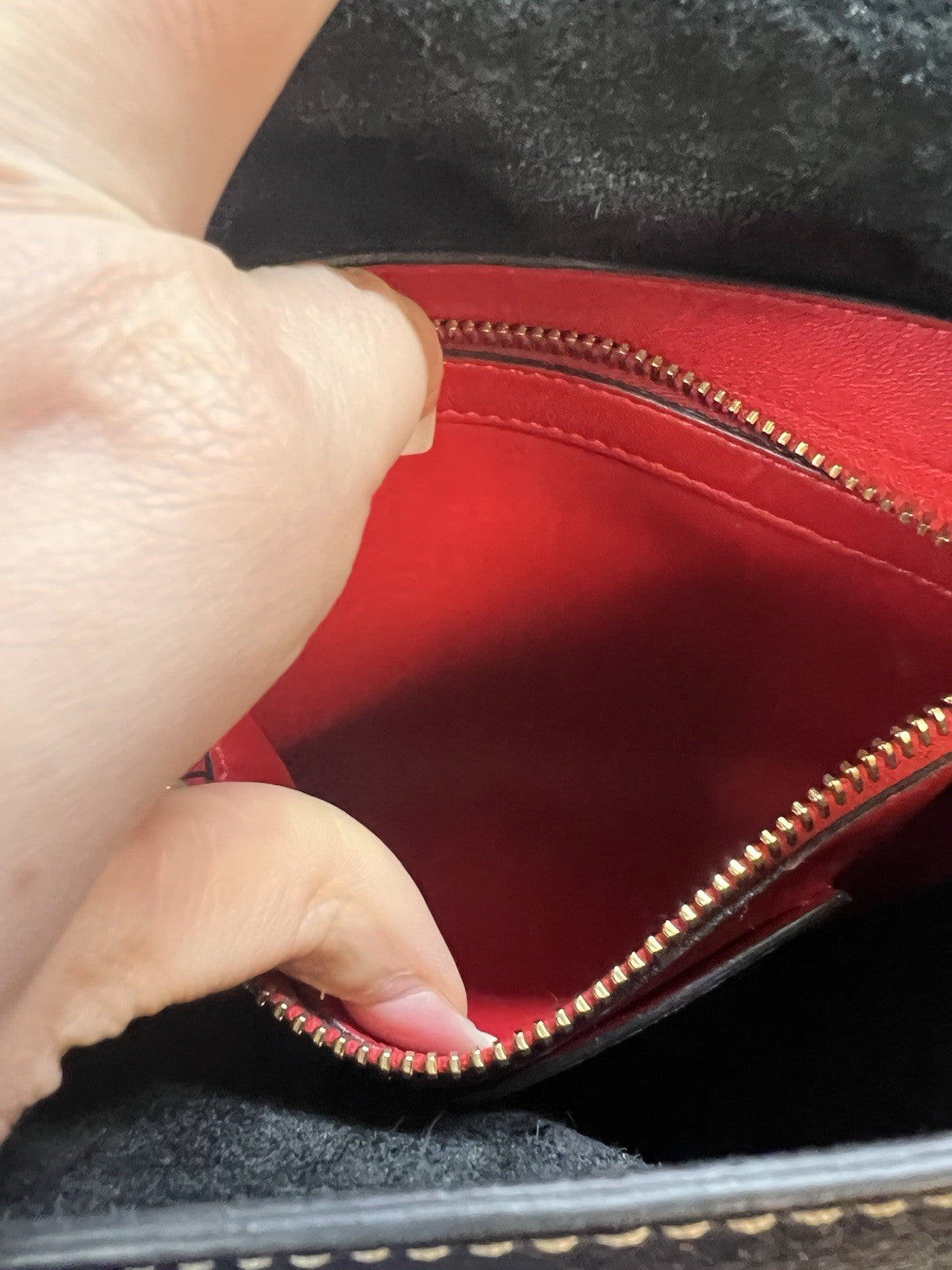 Valentino Black Rockstud V Ring Messeger Bag Duster & Authenticity