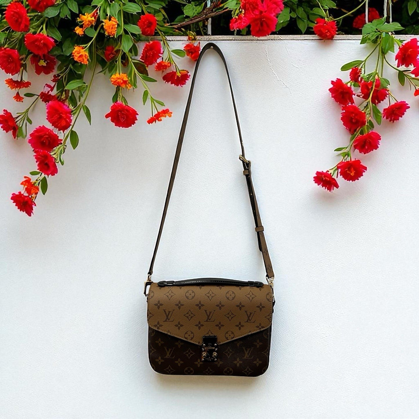 Louis Vuitton Pochette Métis Monogram Reverse