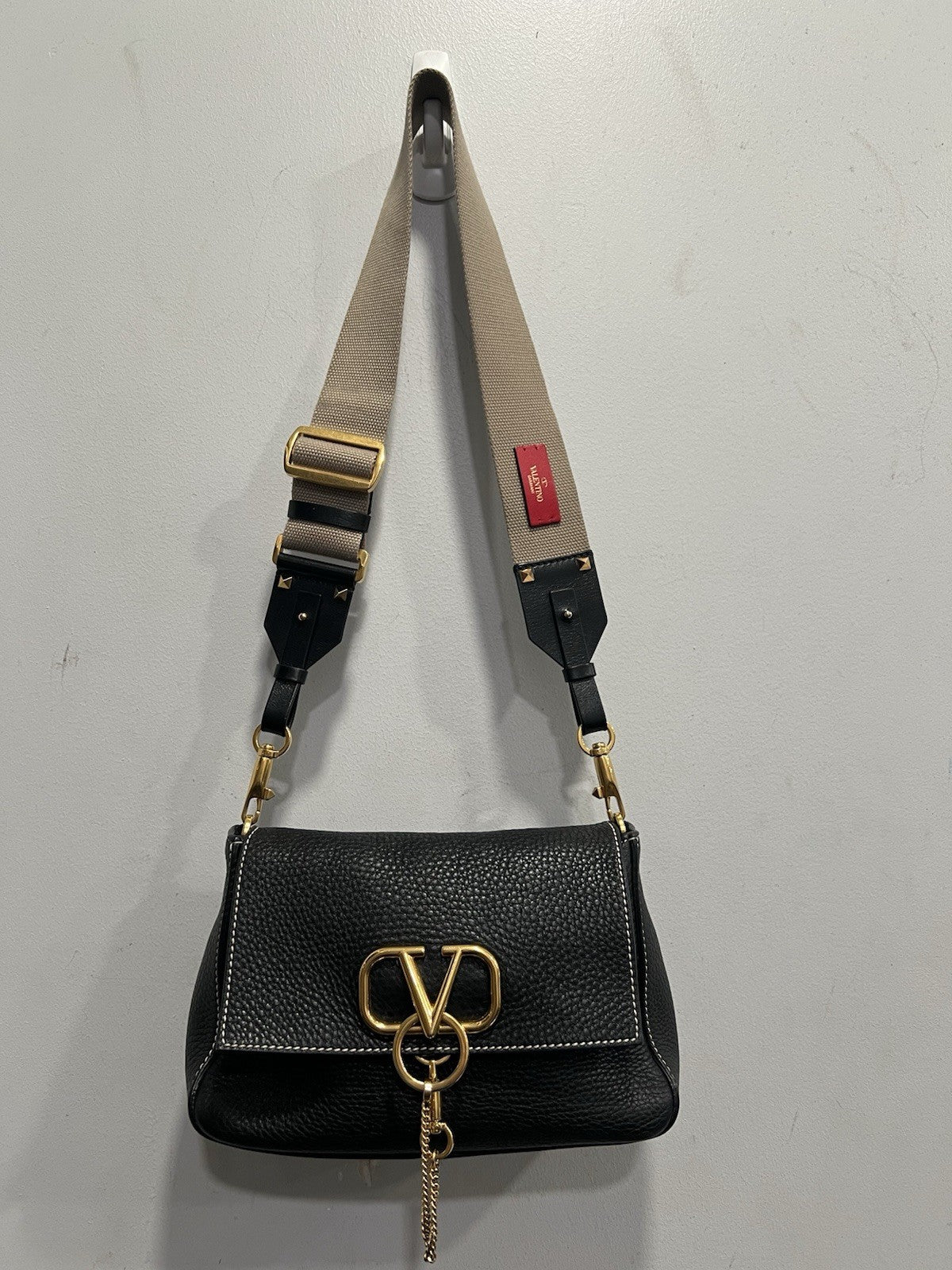 Valentino Black Rockstud V Ring Messeger Bag Duster & Authenticity