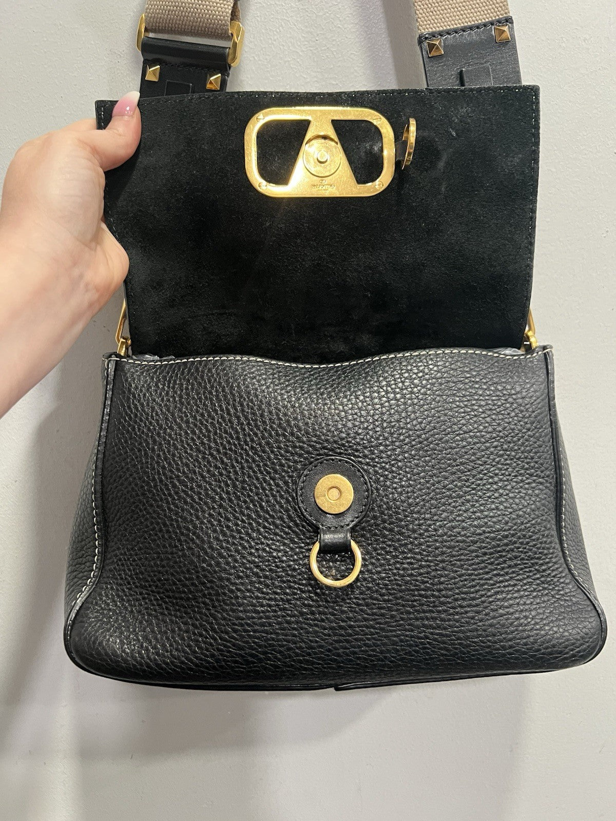 Valentino Black Rockstud V Ring Messeger Bag Duster & Authenticity
